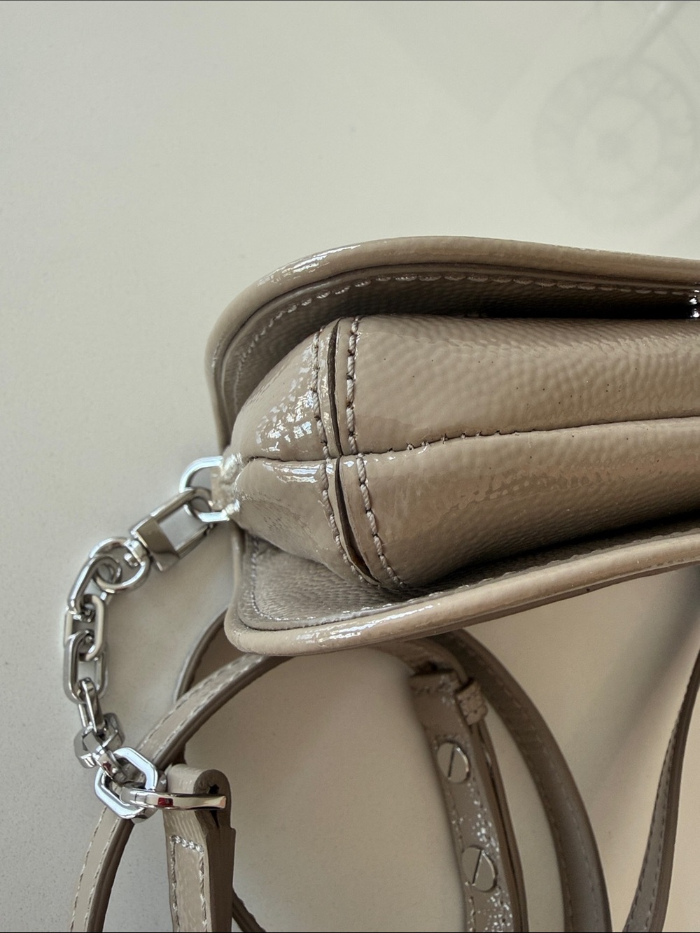 PRISTINE Tory Burch Pebbled patent Taupe Leather - Removable Crossbody Strap - Picture 4 of 12